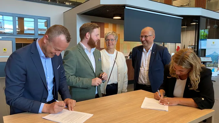 I juni 2024 ble brev signert til samferdselsministeren om ny belønningsavtale og oversendelse av lokale vedtak: Fra venstre Sven Tore Løkslid, fylkesordfører Telemark fylkeskommune, Marius Roheim Aarvold, ordfører Skien kommune, Elisabeth Hammer, ordfører Siljan kommune, Terje Riis-Johansen fylkesvaraordfører og leder av politisk koordineringsgruppe, Bystrategi Grenland og Janicke Andreassen, ordfører i Porsgrunn kommune. (Foto: Birgitte Hellstrøm)