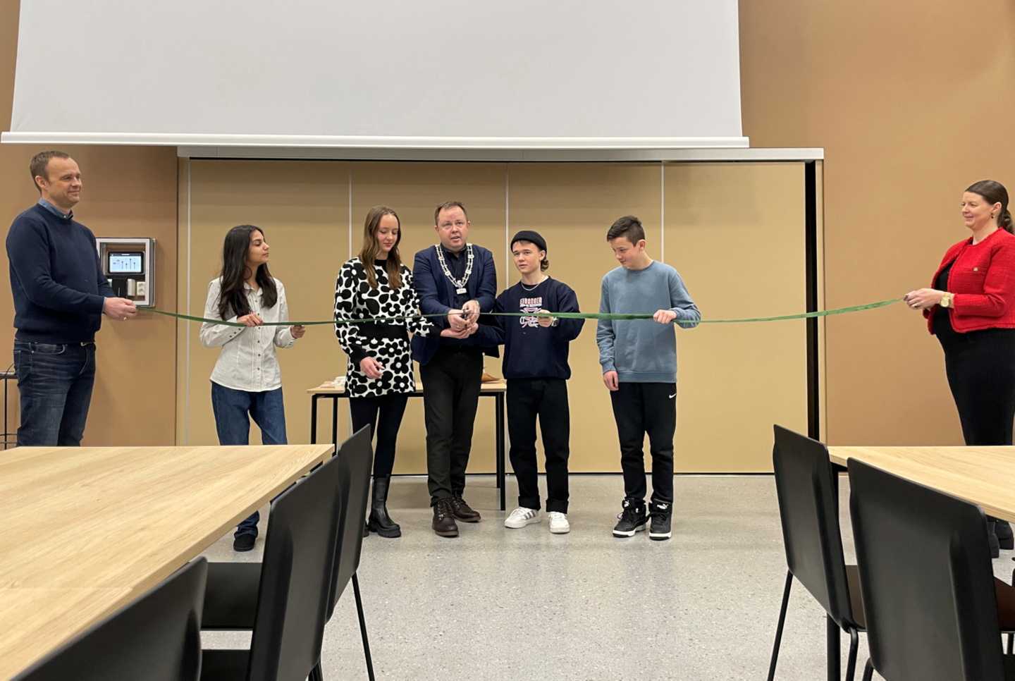 Ordfører Robin Kåss foretok den symbolske snorklippingen sammen med elevene Elaha, Molly, Andreas og Elias. Leder av Utvalg for barn, unge og kultur Anders Rambekk og leder av kunstkomiteen Lillian Elise Esborg Bergane holdt snoren.