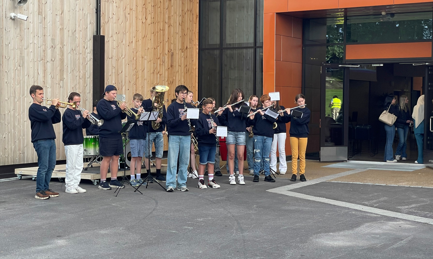 Markerte dagen med korpsmusikk: Eidanger Pike- og Guttekorps markerte første skoledag på Tveten ungdomsskole med lystige toner