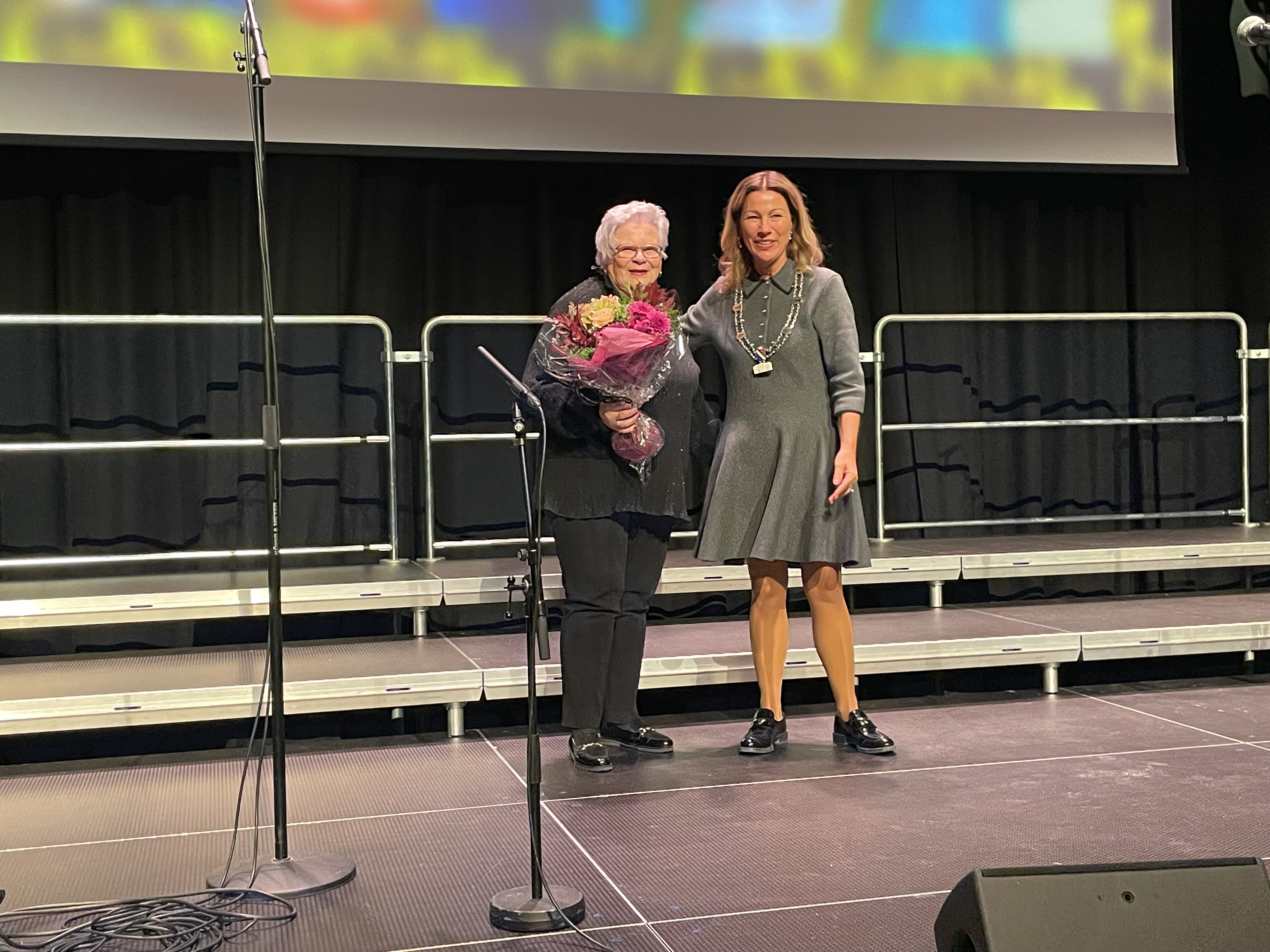 Eldreprisen 2025 gikk til Ragnhild Klingberg. Ordfører Janicke Andreassen delte ut prisen under feiringen.