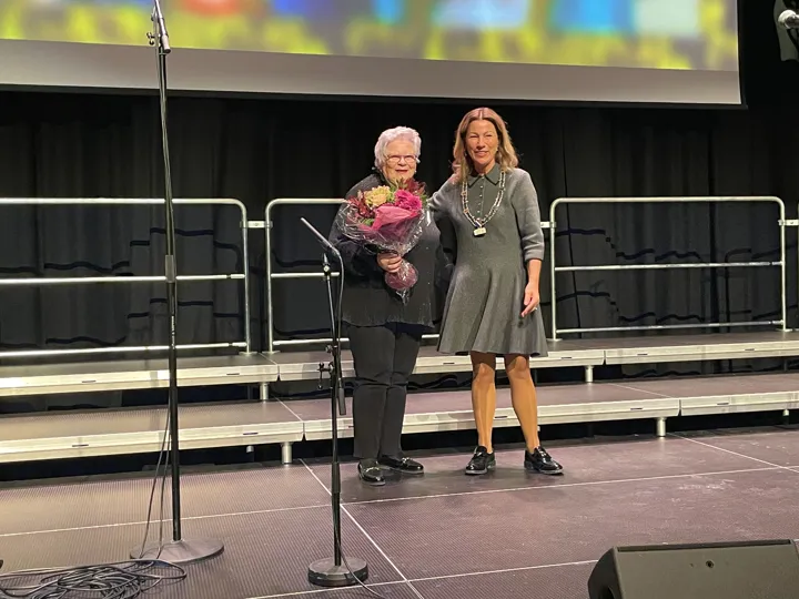 Eldreprisen 2025 gikk til Ragnhild Klingberg. Ordfører Janicke Andreassen delte ut prisen under feiringen.