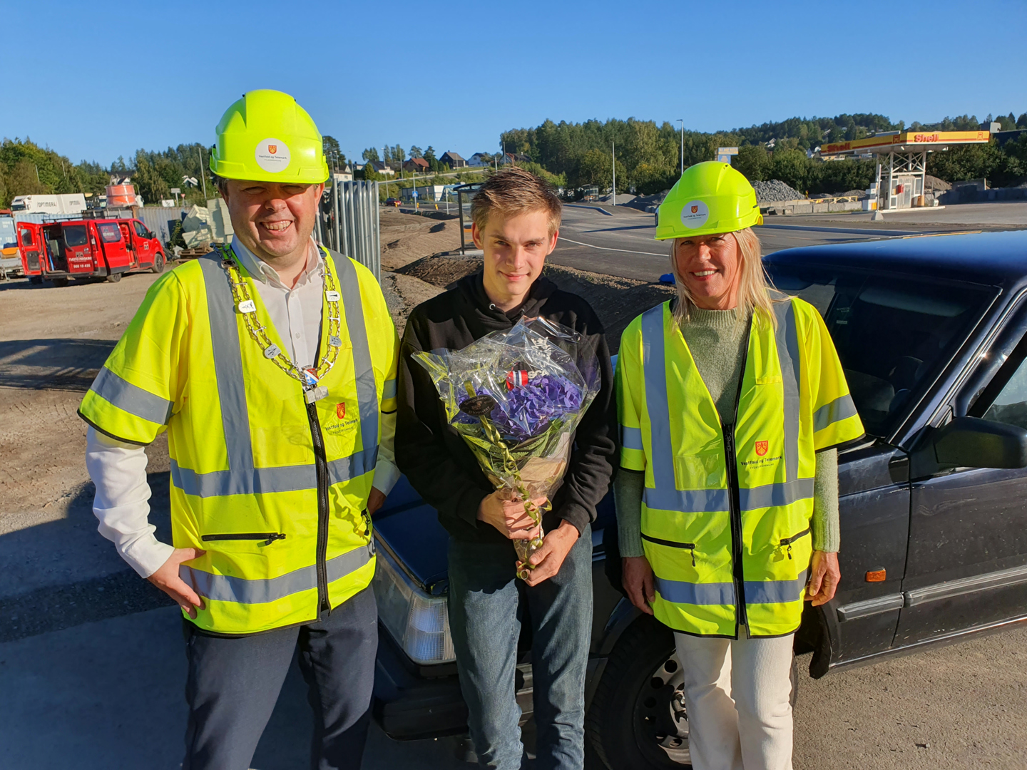Første bilist gjennom den nye rundkjøringen: Jørgen Wenberg fikk blomster av ordfører Robin Kåss og varaordfører Anne Kristine Grøtting.