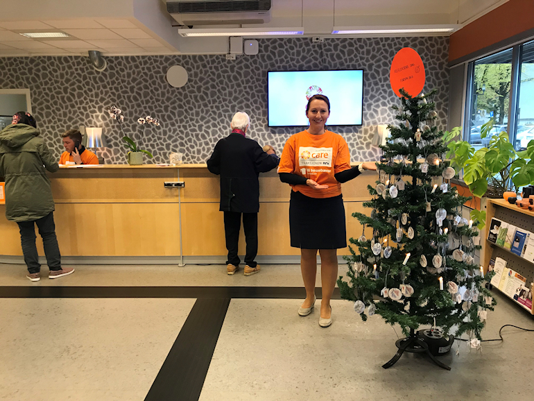 Agata på Servicesenteret viser frem reflekstreet
