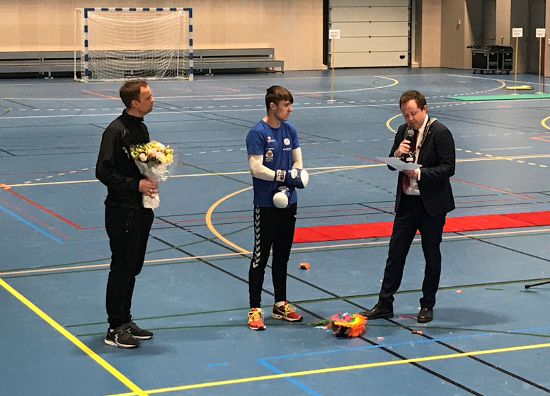 Marcus Elnæs-Øvald i Pors Boksing fikk idrettsstipend av Porsgrunn kommune. Stipendet ble delt ut av leder av Utvalg for barn, unge og kultur Anders Rambekk og ordfører Robin Kåss.