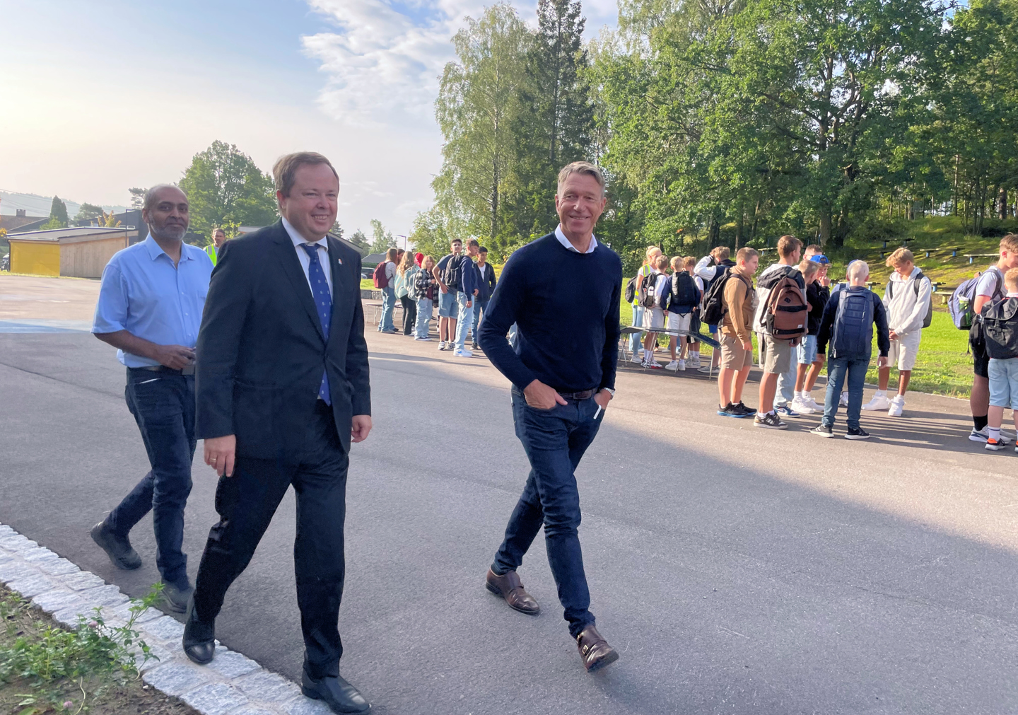 Minister på skolestart: Olje- og energiminister Terje Lien Aasland var invitert av ordfører Robin Kåss for å se hvor fremtidsrettet nye Tveten ungdomsskole er