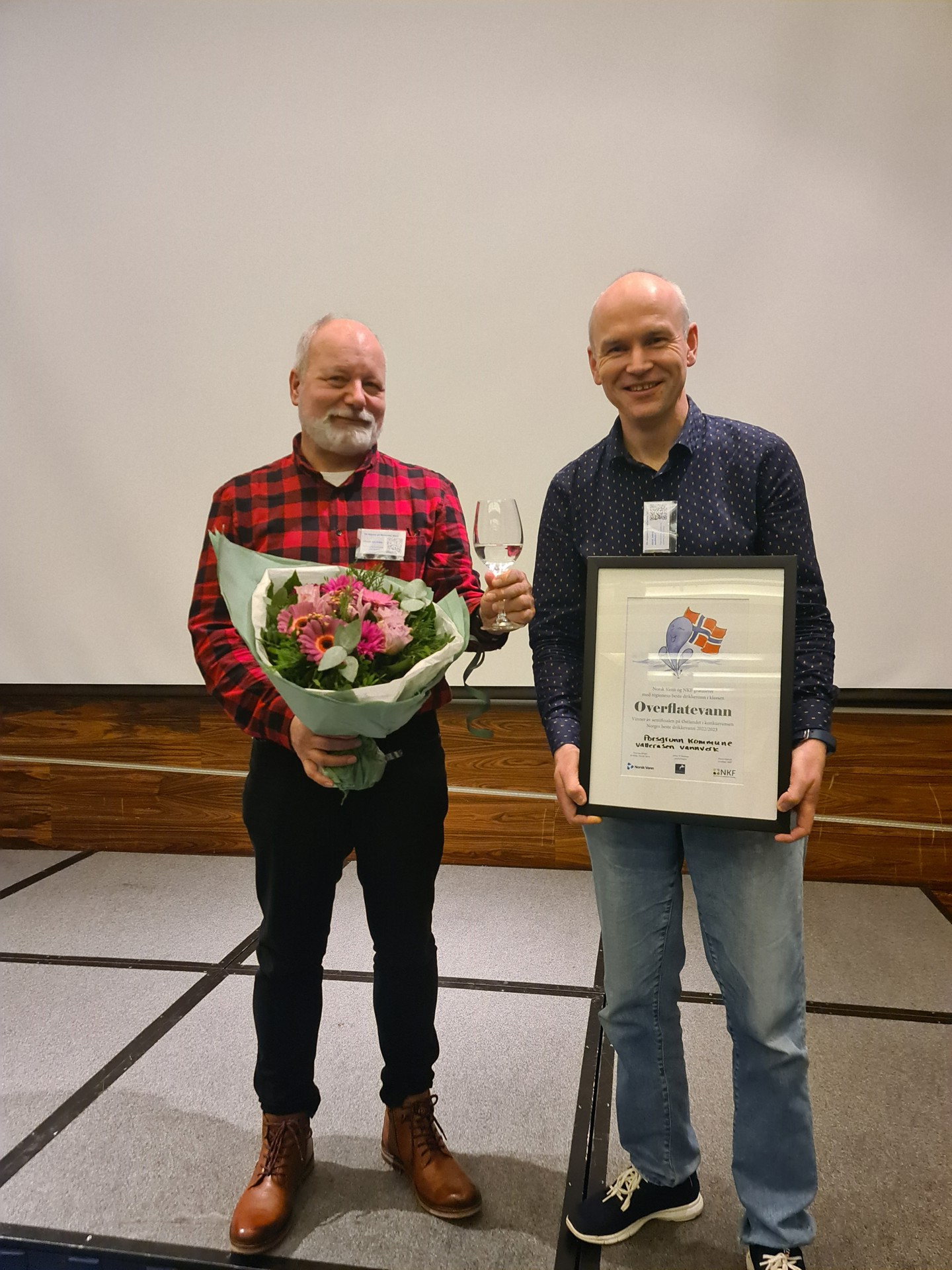 På bildet: Stolte og glade vinnere. Fra venstre Johan Ahlfors og Geir Arne Aarmot til høyre.