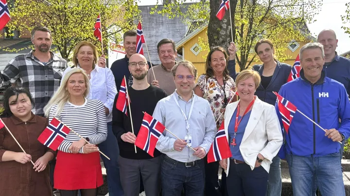 17. maikomiteen i Porsgrunn sammen med hovedtaler Mariann Eriksen. På bildet (foran fra venstre): Emma Li Humlegård, Stine Margrethe Stamland, Halvor Strand, Morten Hagevik, Mariann Eriksen, Stig Oprann, Jens Christian Ejme, Anne Karin Alseth Hansen, David Henriksen, Stian Stiansen, Hege Schjøth, Kristin Støren og Christoffer Nåden Foto: Per Erik Buchanan Andersen