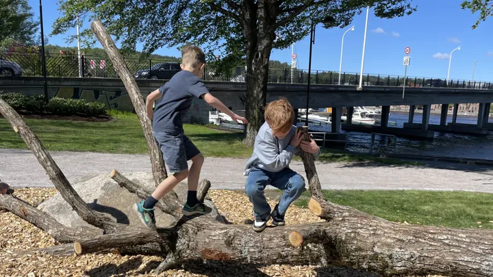 Parken ble godt mottatt av tredjeklassingene ved Myrene skole, som var invitert til åpningen.
