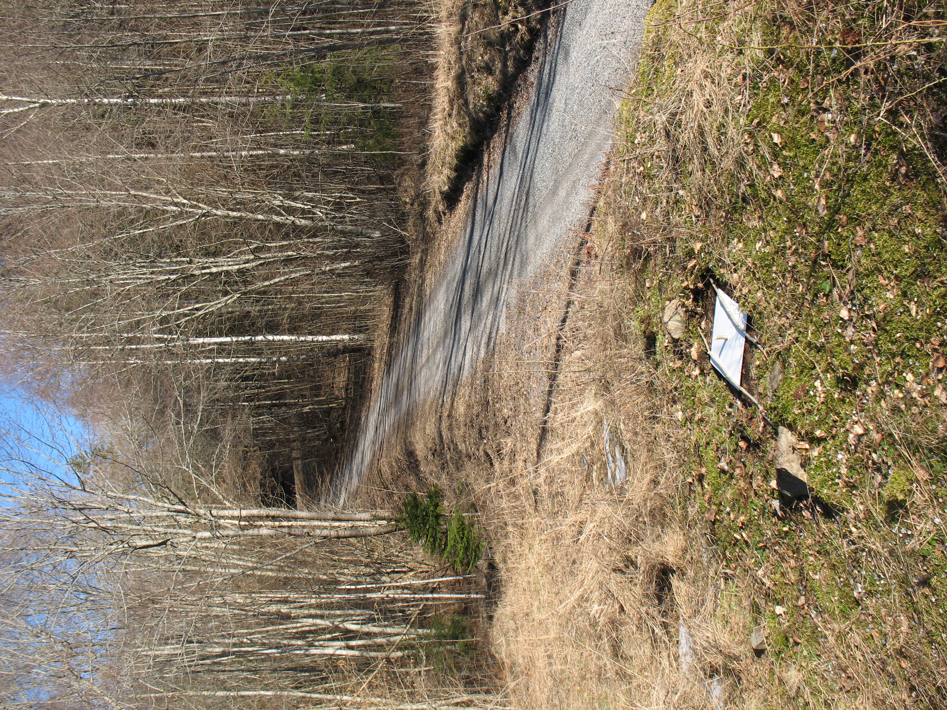FASTMERKE: Slike signalerte fastmerker vil være et vanlig syn i vår. Utpå et jorde f.eks. blir en hvit papplate montert på bakken. Signalerte fastmerker er nødvendige når vi tar flyfoto av terrenget. Foto: Øyvind Bakken