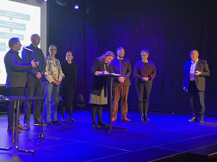 Ordfører Janicke Andreassen signerte avtalen på vegne av Porsgrunn kommune fredag 7. februar