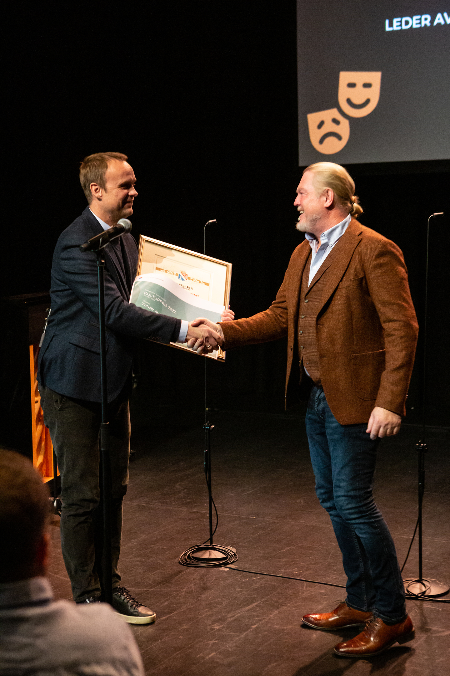 Anders Rambekk deler ut kulturprisen til Jonny Andvik. Alle foto: Kai Hansen