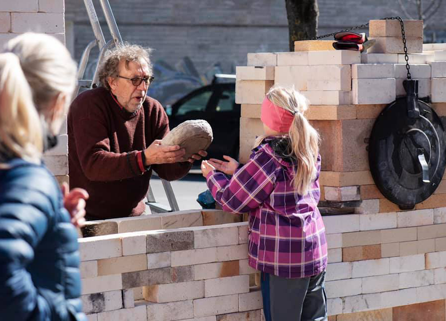Elever bygde ovn for å lage keramikk