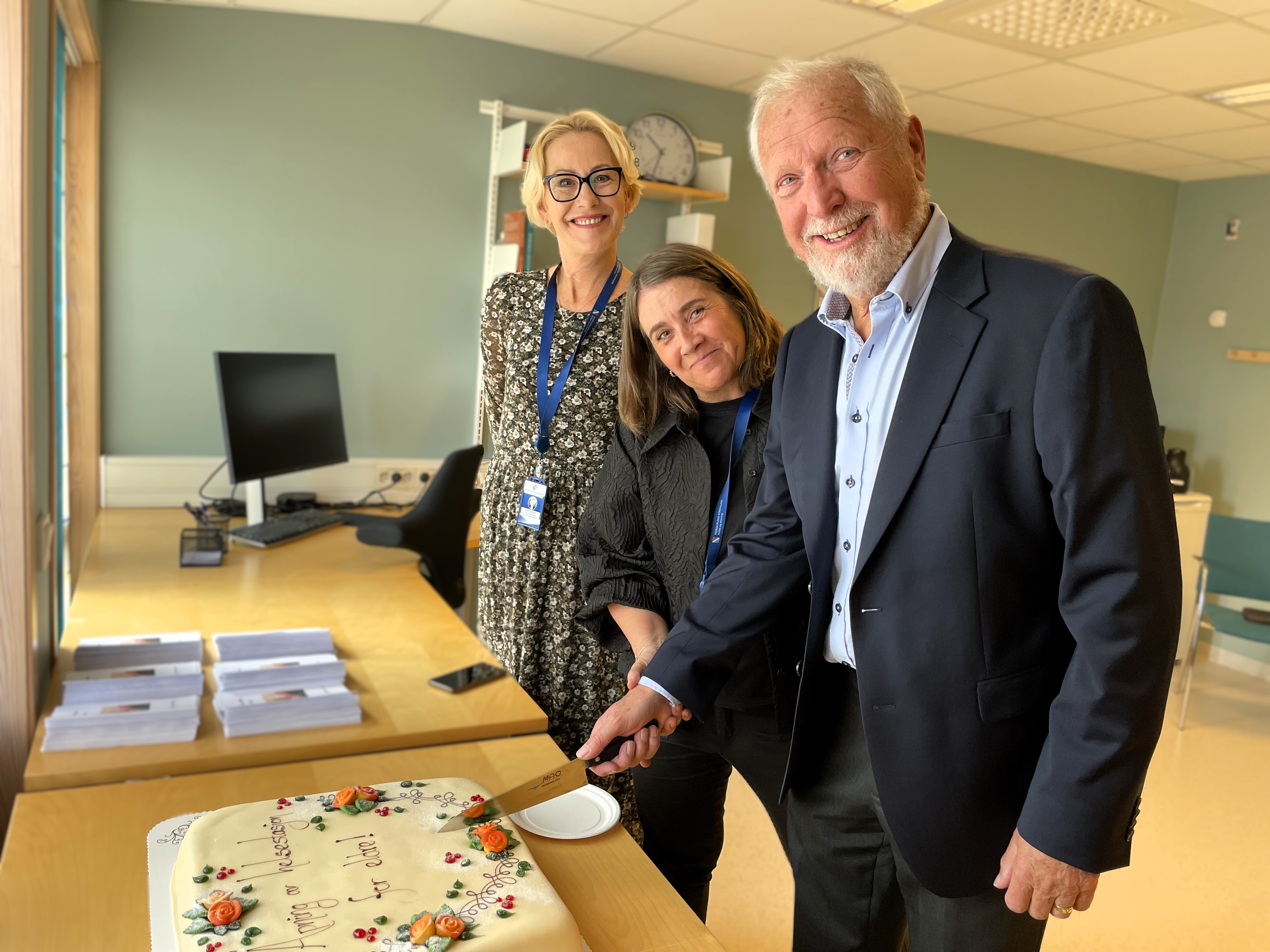 Feiret åpning med bløtkake: områdeleder i Familie og helse Lene Lindflaten, avdelingsleder Aktivitet, friskliv og mestring og leder av Eldrerådet Hans Martin Gullhaug