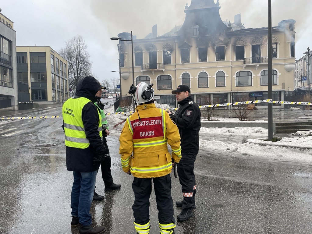 Innsatslederne for politi og brann, brannsjef og ordfører på befaring.