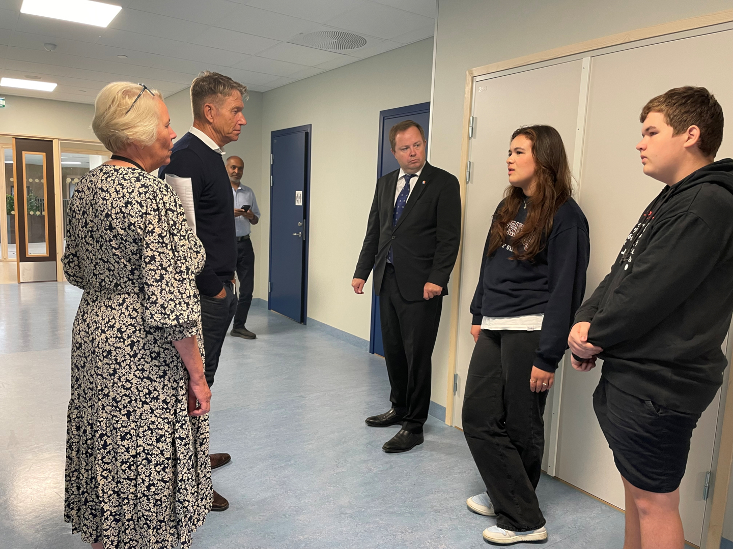 Elevrådsrepresentantene Thyra De las Mercedes Haugen Rubilar og Marius Tofte Halvorsen ble med statsråd, ordfører og rektor på omvisningen på den nye skolen.