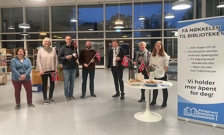 Markerte åpningen av meråpent bibliotek: Fagleder på biblioteket Ingunn Eikeland Geving, rådmann Rose-Marie Christiansen, utvalgsleder for barn, unge og kultur Anders Rambekk, arrangementsansvarlig Tom Hovinbøle, ordfører Robin Kåss, kultur- og idrettssjef Mariann Eriksen og biblioteksjef Maria Guribye.