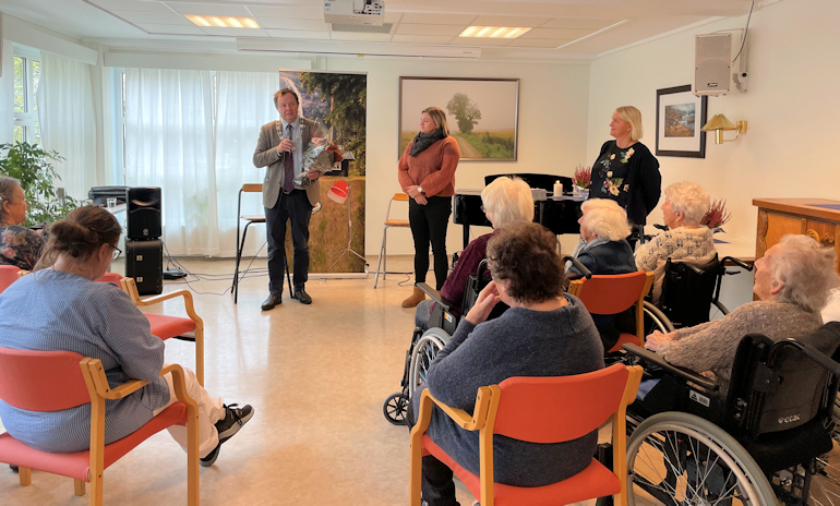 Ordfører Robin Kåss og utvalgsleder Merete Sjølie Pedersen delte ut blomster og penger