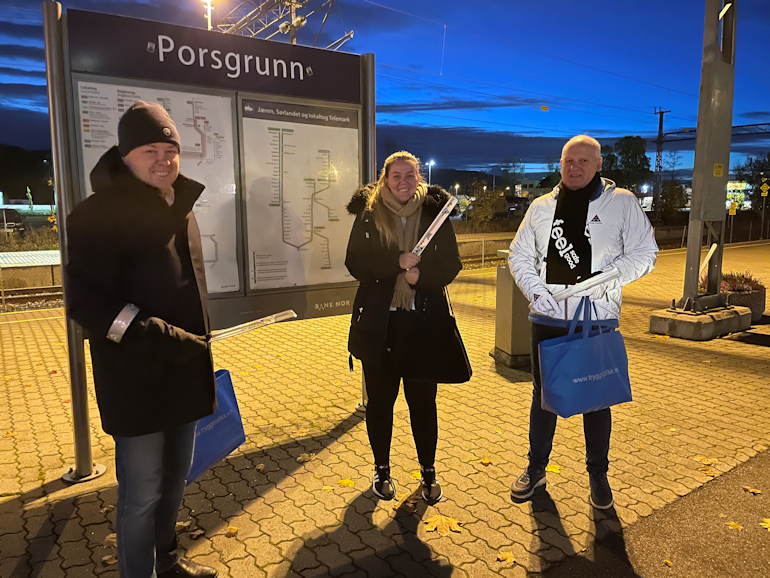 På bildet: reisende Donna Hansen fikk refleks av ordfører Robin Kåss og Trygg Trafikks Tor Egil Syvertsen.