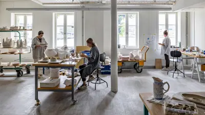 Bursdagsfeiring med nytt verksted og utstillinger i porselensbyen