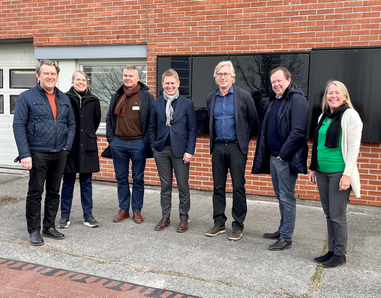 På besøk: næringssjef Øyvind Solbakken, klimakoordinator Yngvil Holt, kommunalsjef for Miljø og byutvikling Per Sortedal, administrerende direktør i Isola Bjørnar Gulliksen, leder for Innovasjon og utvikling i Isola Jørgen Young, ordfører Robin Kåss og varaordfører Anne Kristine Grøtting Foto: Hege Schjøth Øverås