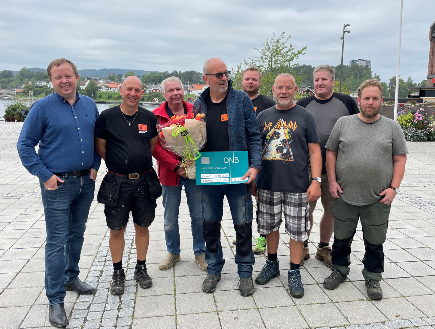 Ordfører Robin Kåss med deltakere fra Kirkens bymisjon sitt arbeidstiltak I jobb.
