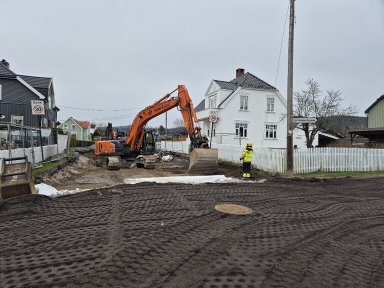 Vann- og avløpssystemet blir fornyet i Slottsbrugate og andre gater på Hovenga. Over bakken brukes bypakkemidler. Her bygges en helhetlig gateutforming hvor myke trafikanter prioriteres. (Foto: Birgitte Finne Høifødt)