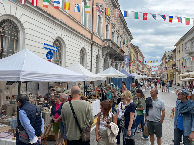 Hele byen snus på hodet under festivalen. Her et bilde fra gatene hvor du finner salgsboder med kreamikk overalt