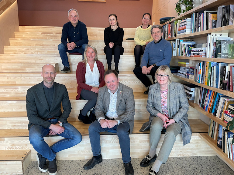 På bildet (foran fra venstre): daglig leder i Børve Borchsenius Bård Havenstrøm Hansen, ordfører Robin Kåss, rådmann Rose-Marie Christiansen, varaordfører Anne Kristine Grøtting, næringssjef Øyvind Solbakken, sivilarkitekt MNAL i Børve Borchsenius Torstein Synnes, sivilarkitekt MNAL i Børve Borchsenius Kjersti Nordbotn og kommunikasjonsrådgiver Hege Schjøth Øverås
