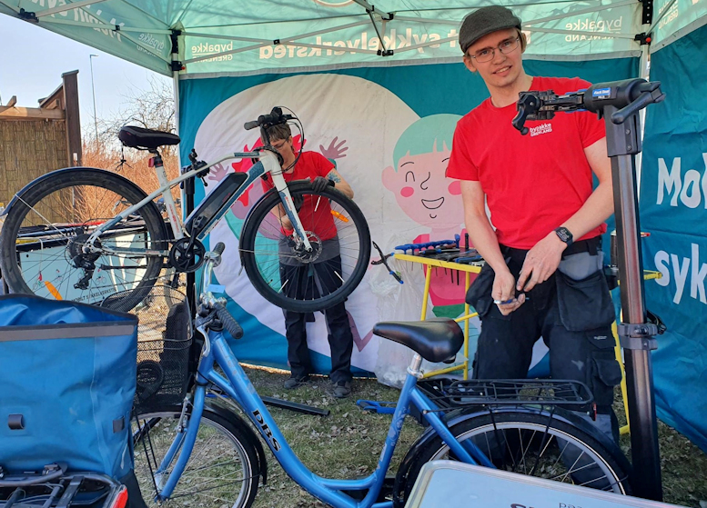 To hjul og ti tommeltotter? Mobilt sykkelverksted hjelper deg på veien