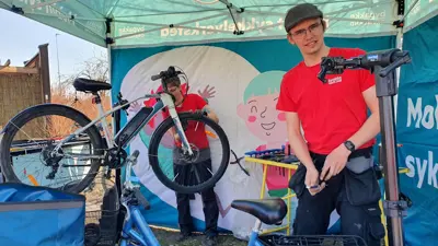 To hjul og ti tommeltotter? Mobilt sykkelverksted hjelper deg på veien
