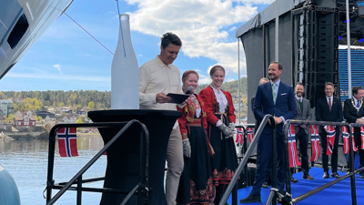 Foretok historisk skipsdåp i Brevik
