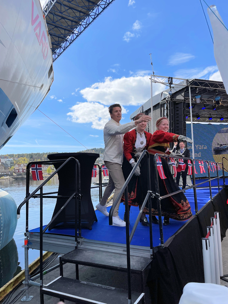 Andreas Wahl sammen med gudmødrene Malene Moen Straume og Pernille Gundersrud Foto: Hege Schjøth Øverås