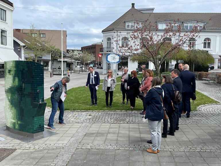 Rådgiver ved kulturkontoret Tone Valland viste frem forskjellige porselensinstallasjoner i Storgata