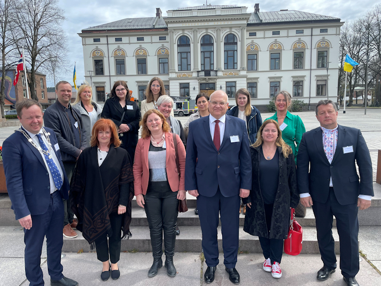 Delegasjonen i rådhusamfiet (foran fra venstre): ordfører Robin Kåss, ambassadørens kone Lívia Bužeková, direktør i Telemark museum Barbara Ida de Haan, ambassadør Roman Bužek, direktør Slovak Folk Majolica Miriam Fuňová, ordfører i Modra Juraj Petrakovič, leder av Utvalg for barn, unge og kultur Anders Rambekk, administrasjonsleder ved Telemark museum Siv Dyrkolbotn, prosjektleder for internasjonalt samarbeid ved Telemark museum Karolina Szawica, prosjektleder Modra Silvia Brazdovičová, kultur- og idrettssjef Mariann Eriksen, museumsleder i Modra Agáta Petrakovičová, PR-ansvarlig i Modra Miroslava Kišoňová og leder av Porselensmuseet Ann-Kathrin Samuelsen