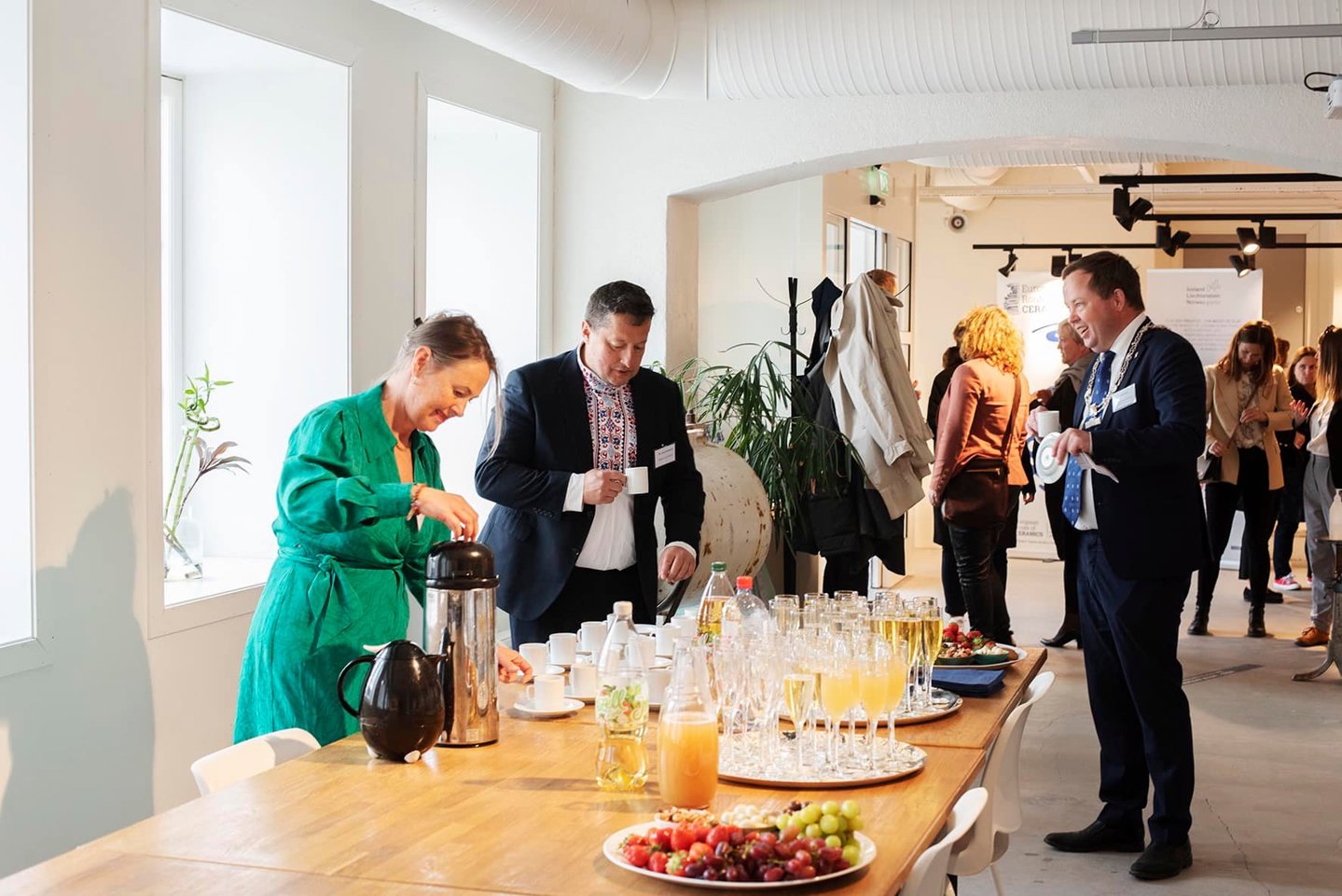 Fra åpningen av utstillingen: leder av Porselensmuseet Ann-Kathrin Samuelsen, ordfører i Modra Juraj Petrakovič og ordfører Robin Kåss Foto: Telemark museum/Stina Glømmi