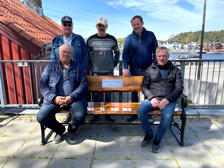 Bygdeveteranerane Bjørn Flogstad, Roar Sylvan Knutsen, Oddbjørn Solum og Espen Midtbøen viste ordfører Robin Kåss den fine benken de har laget og gitt bort til byens innbyggere
