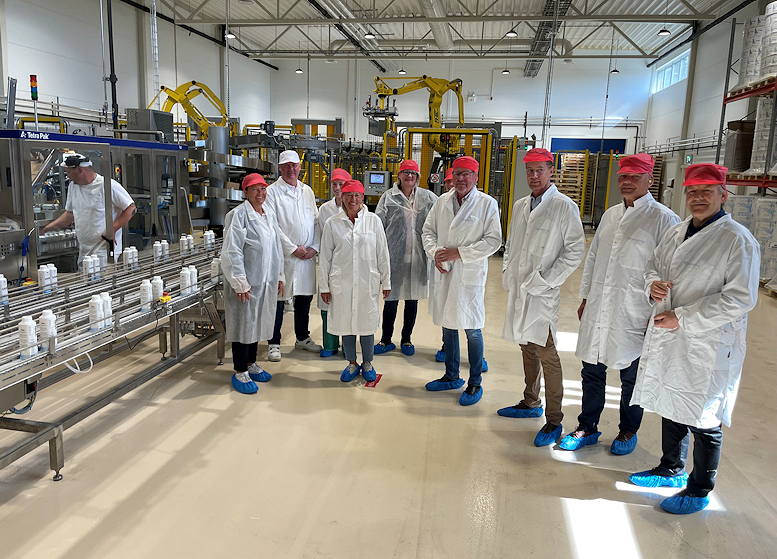På bedriftsbesøk: kommunikasjonsrådgiver Hege Schjøth Øverås, fabrikksjef i Fresh Water Petter Bjelland, salgs- og markedsføringsansvarlig i Fresh Water Fanny Aa Stove Lorentzen, varaordfører Anne Kristine Grøtting, rådmann Rose-Marie Christiansen, miljørådgiver Yngvil Holt, leder for Kommunalteknikk Torbjørn Krogstad, daglig leder i Fresh Water Sverre Hammer, kommunalsjef Per Sortedal og næringssjef Øyvind Solbakken.