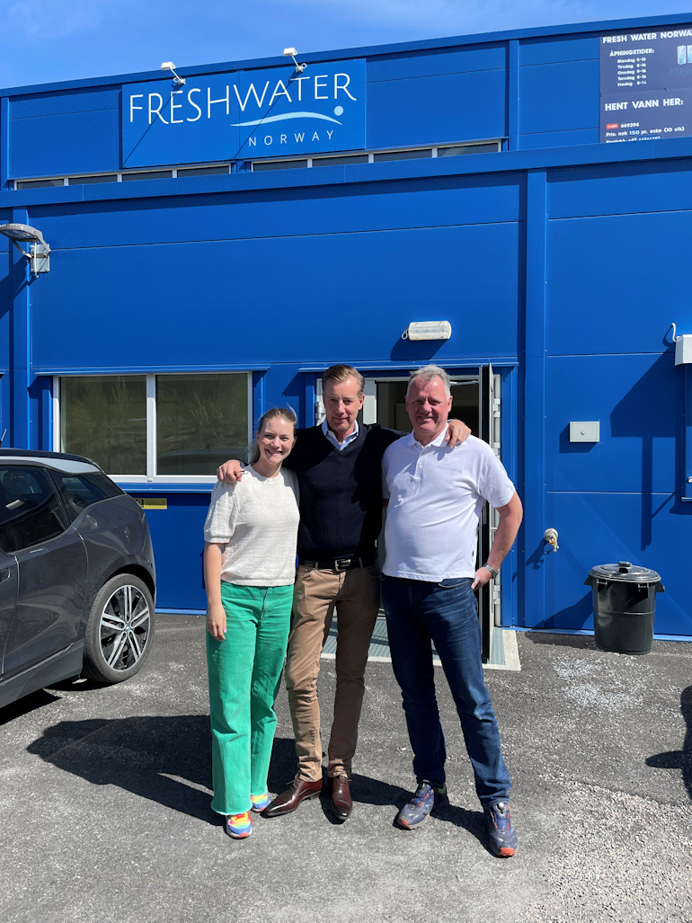 Fornøyde med oppstarten: salgs- og markedsføringsansvarlig Fanny Aa Stove Lorentzen, daglig leder Sverre Hammer og fabrikksjef Petter Bjelland.
