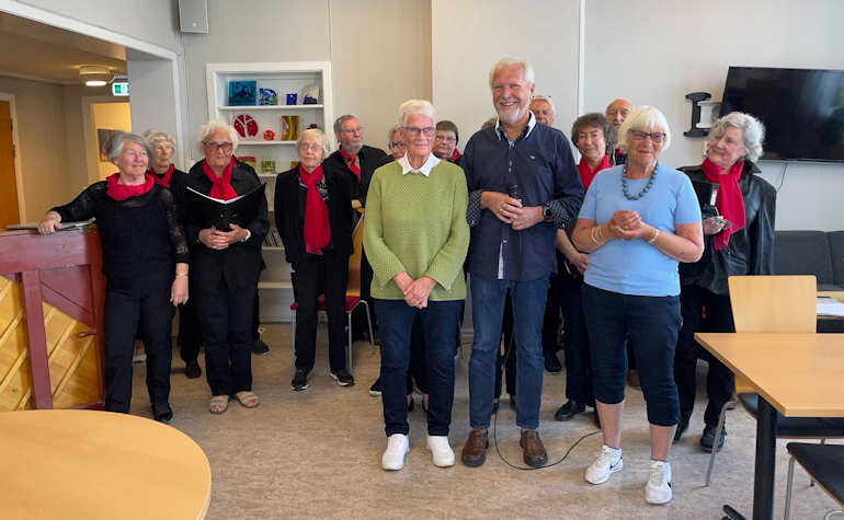 Hans Martin Gullhaug og Kari Thomassen fra Eldrerådet kom med gode nyheter til brukerne av Helse- og aktivitetssentrene