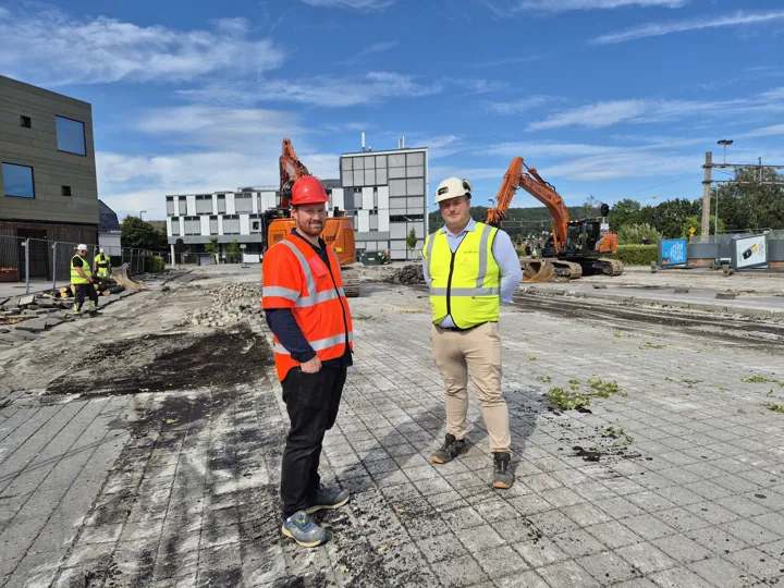 Hensikten med bypakkeprosjektet på Kammerherreløkka er å optimalisere og arealeffektivisere dagens bussterminal samt oppgradere byrommet rundt med spesielt fokus på området der dagens jernbaneundergang kommer opp på sentrumssida og koblingen mot Jernbanegata. Her Mikkel A. Johannesen, prosjektleder i Porsgrunn Kommune. og anleggsleder hos Tveter & Lund AS, Kent Jensen. (Foto: Birgitte Finne Høifødt)
