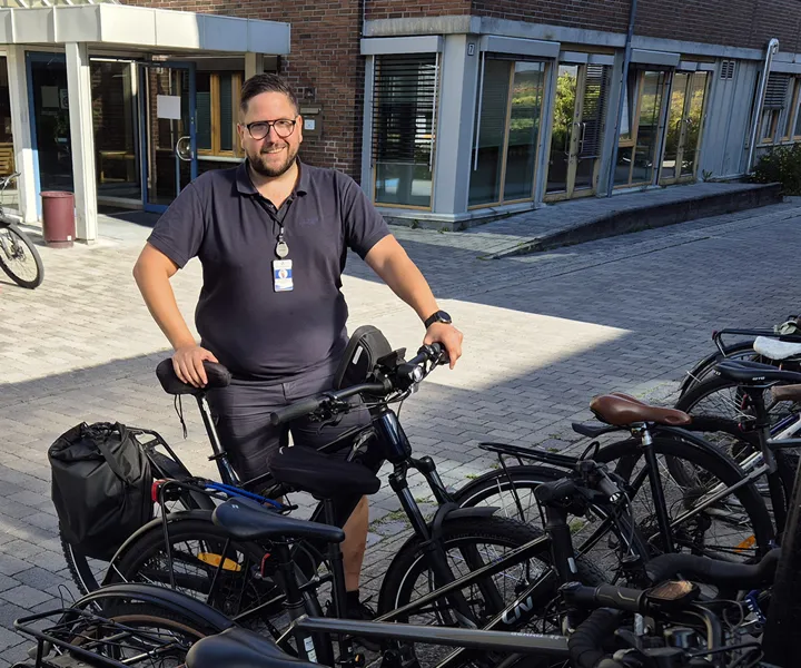 Emil Alexander sparer tid, opplever økt frihetsfølelse og bedre kondisjon (Foto Birgitte Finne Høifødt/Bypakke Grenland)