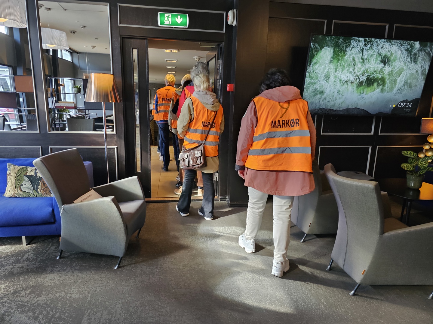 Markørene på vei inn på Hotell Vic for registering.