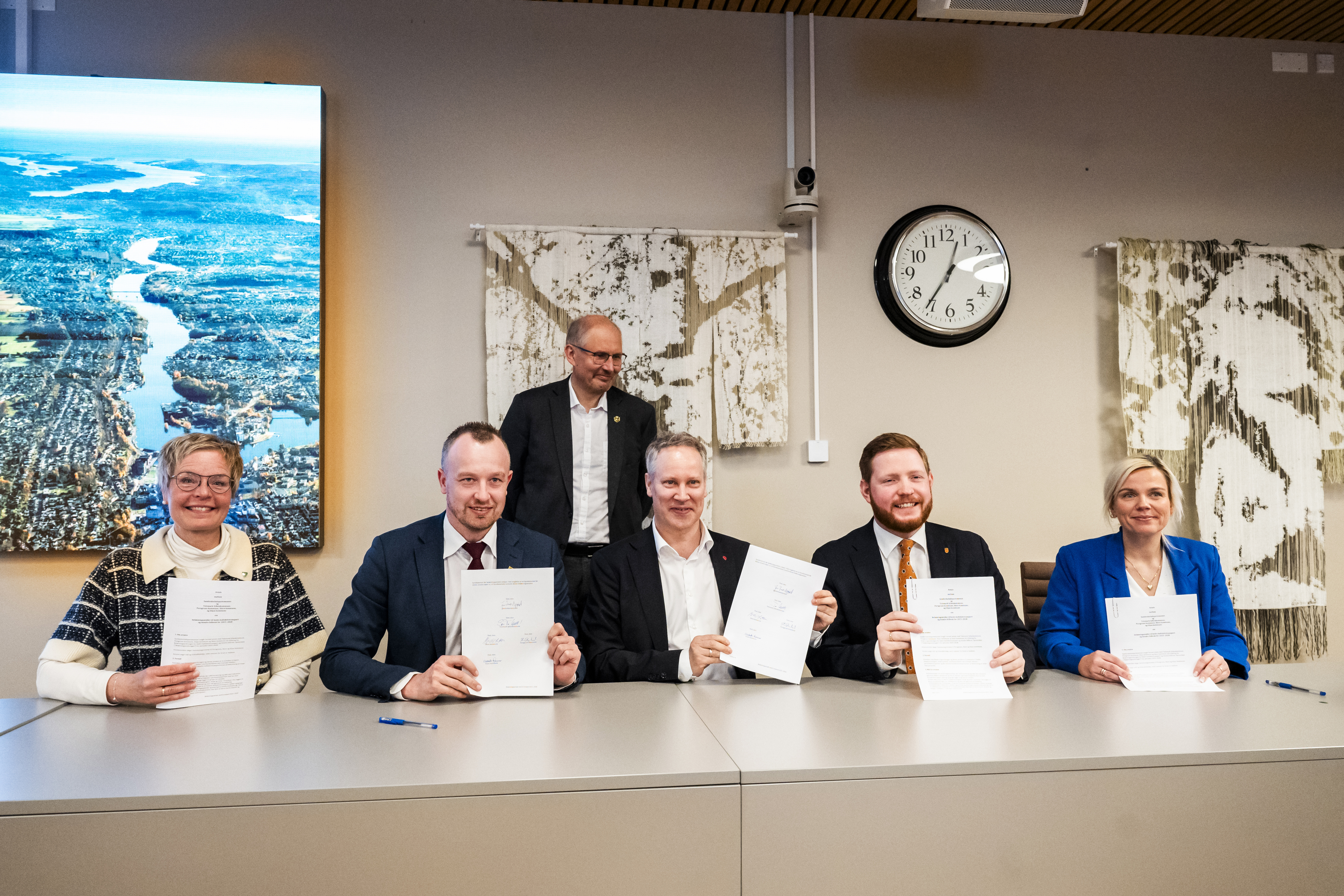 Ny belønningsavtale på 386 millioner for fire nye år ble signert da samferdselsminister Jon-Ivar Nygård besøkte Skien og Porsgrunn i går. Fra venstre: Ordfører i Siljan Elisabeth Hammer, fylkesordfører i Telemark fylkeskommune Sven Tore Løkslid, samferdselsminister Jon-Ivar Nygård, ordfører i Skien Marius Roheim Aarvold og varaordfører i Porsgrunn Stine Stamland. Foto: Dag Jenssen