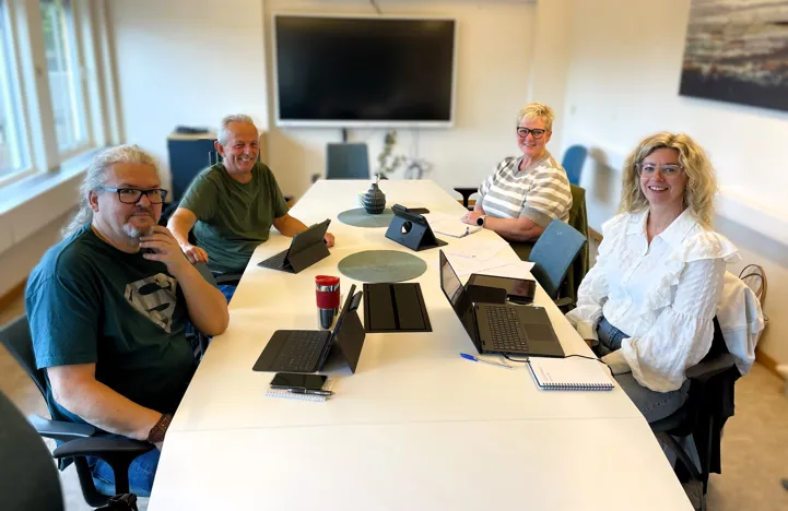På bildet ser vi fire av de politisk valgte medlemmene i Flerkulturelt kontaktutvalg: (fra venstre) Fredrik Botnen Nordahl (Rødt), Roald Eriksen (FrP), Heidi Gjøsæter (Ap) og Siw-Anett Hegna-Malmin (H). Anita Elise Stokkeland (SV) var ikke til stede da bildet ble tatt.