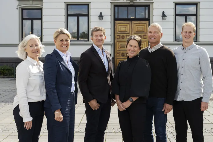 Stabsleder HR og organisasjon Heidi Gule, kommunedirektør Inger Anne Speilberg, kommunalsjef Oppvekst Stein Thomas Tusvik, kommunalsjef Helse og omsorg Bente Aasoldsen, kommunalsjef Samfunnsutvikling Per Sortedal og stabsleder Økonomi og strategi Alexander Mokkelbost Foto: Stina Glømmi