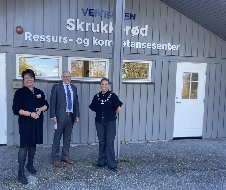 Koordinator for Veiviseren Wenche Holdhus, kommunalsjef for Oppvekst Tollef Stensrud og ordfører Janicke Andreassen foran bygget på Skrukkerød