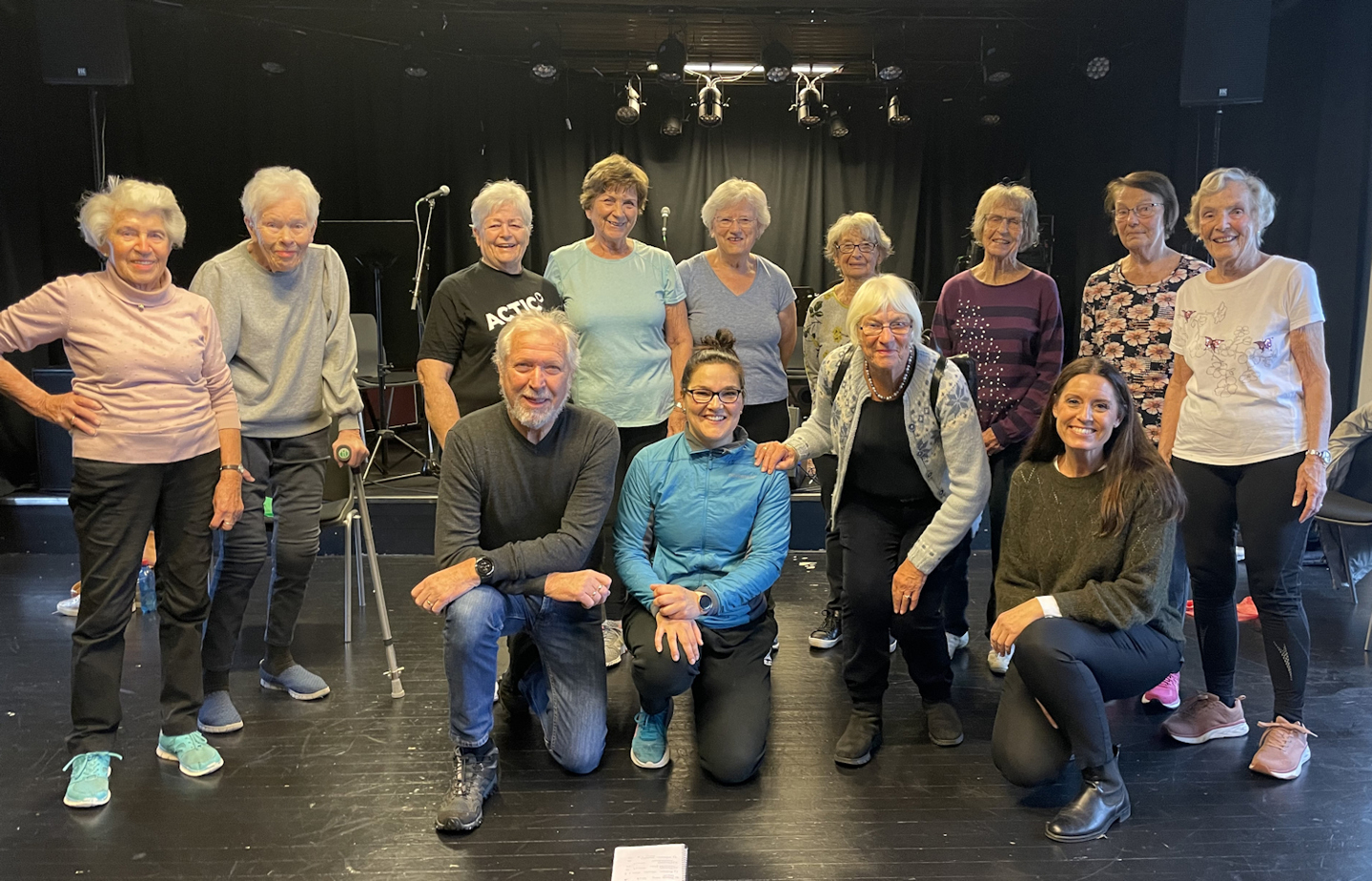 Foran de sporty deltakerne i trimgruppa, sitter Hans Martin Gullhaug (leder Eldrerådet), Guro Horten Solberg (fysioterapeut), Kari Thomassen (nestleder Eldrerådet) og Anette Bakke Kolle (aktivitetsleder)