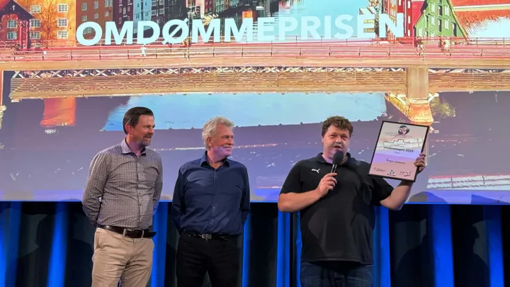 Jan Tore Andersen, Tom Erik Pettersen og Thomas Nøklegaard mottok prisen på vegne av Kommunalteknikk Foto: Norsk vann