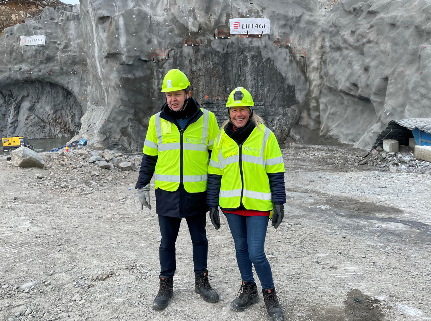 Ordfører Robin Kåss og varaordfører Anne Kristine Grøtting foran det som skal bli åpningen av Bjønnåstunnelen på Lanner. Tunnelen blir 2650 meter lang, med to løp, som til sammen har fire felt.
