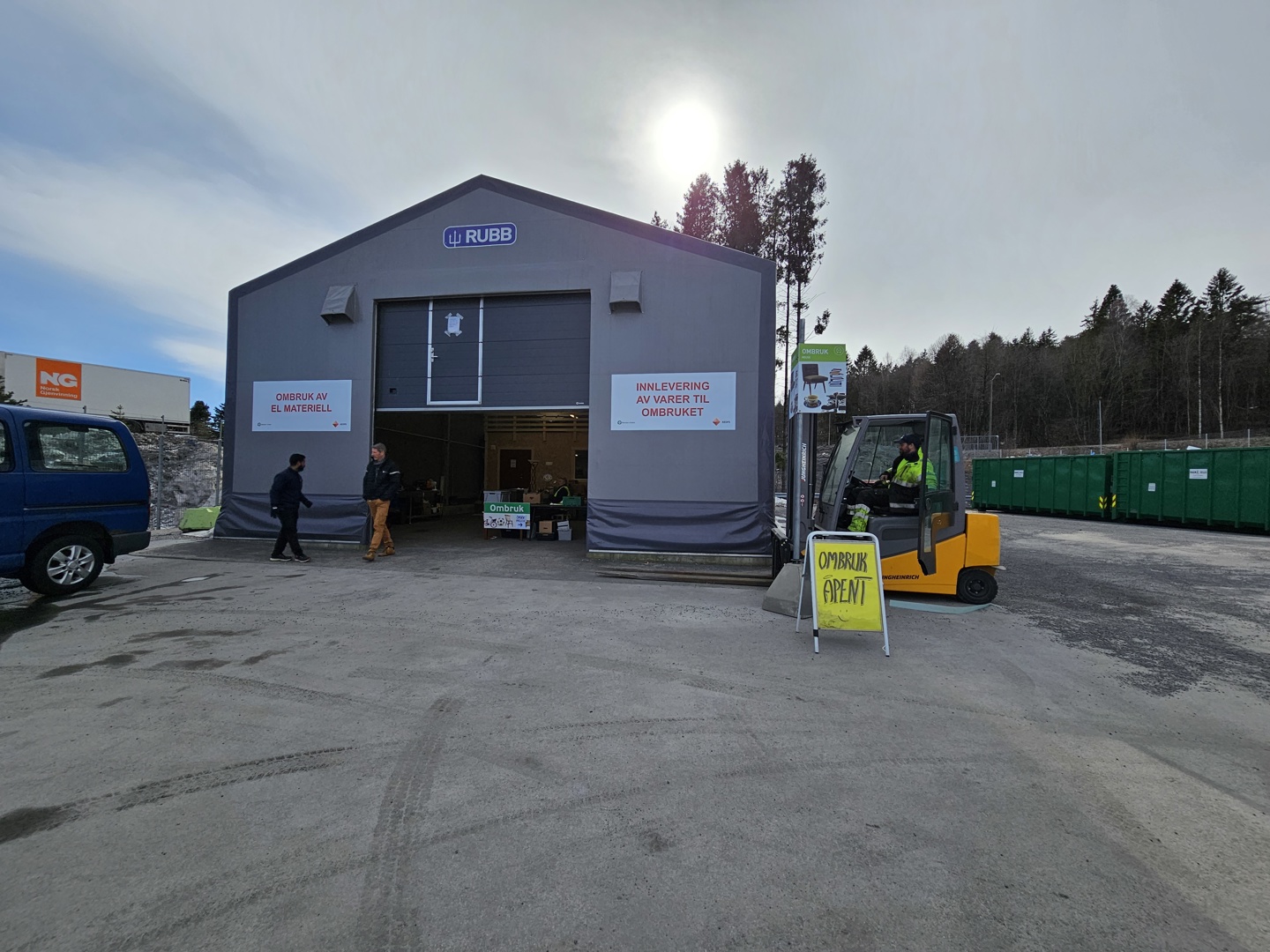 Slik ser ombruksteltet ut når du kommer inn på gjenvinningsstasjonen i Pasadalen.